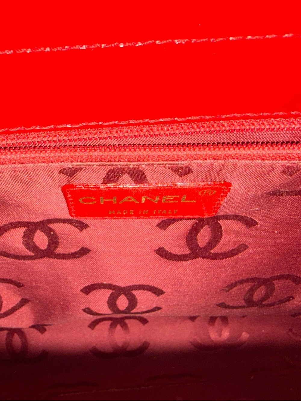 CHANEL Red Quilted Patent Leather Shoulder Bag with Gold Hardware - Picture 2 of 4
